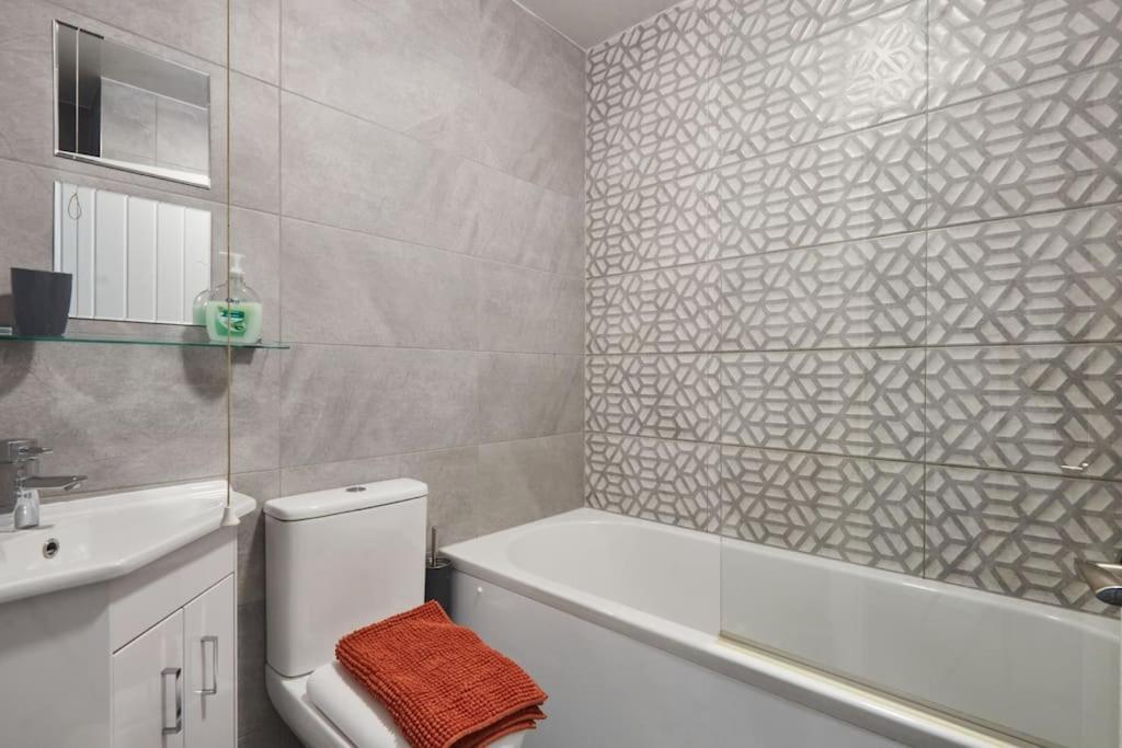 Haw Hill House - Modern 4 Bed Apartment Normanton  ภายนอก รูปภาพ
